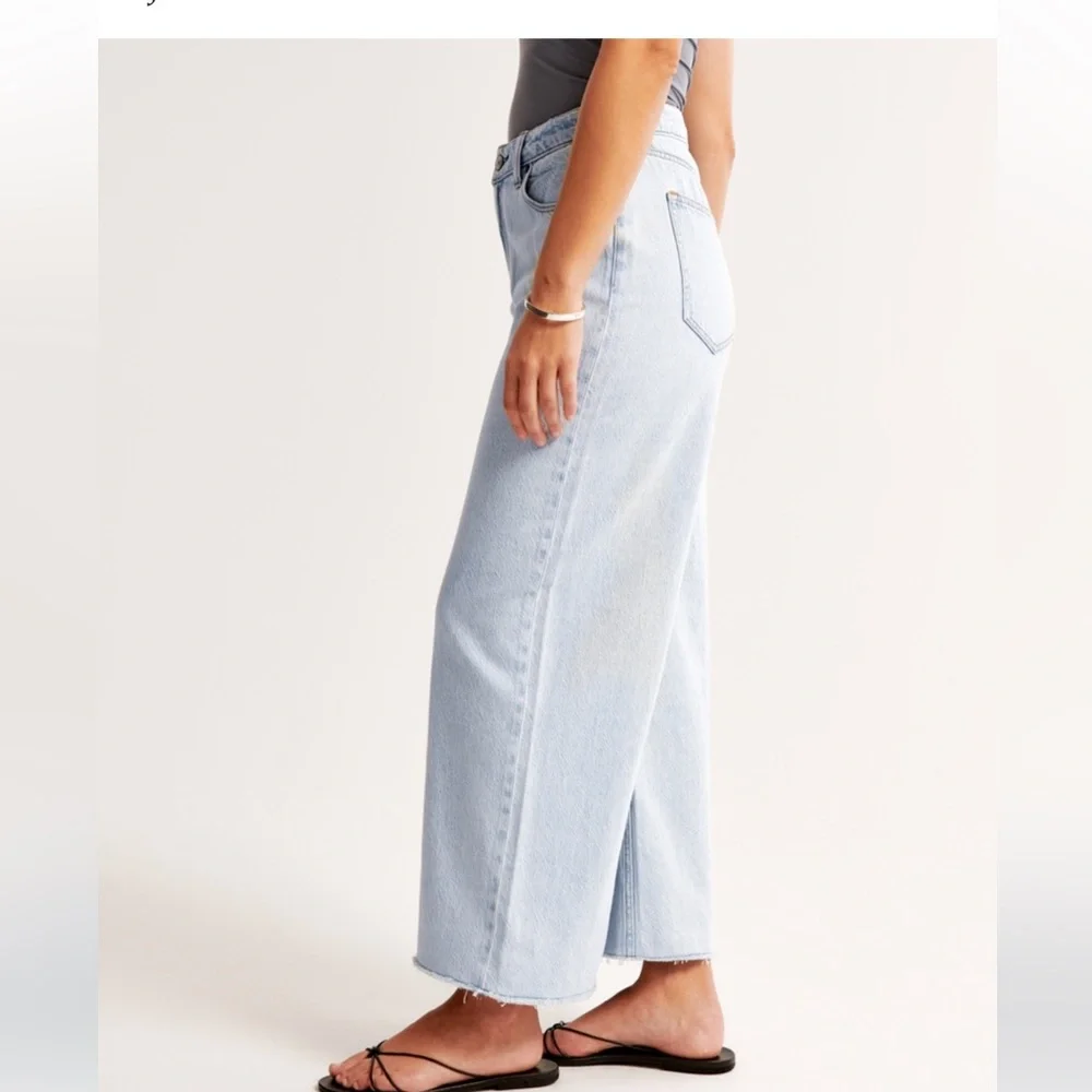 Abercrombie & Fitch Curve Love High Rise Wide Leg Cropped Jean - Picture 4 of 9